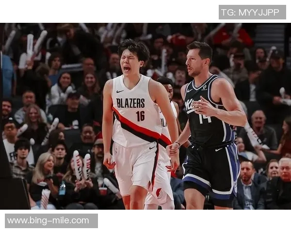 杨瀚森与阿夫迪亚场边亲密互动引发球迷热议 杨瀚森与阿夫迪亚场边亲密互动引发球迷热议