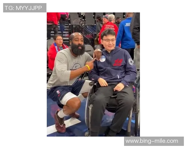 快船分享哈登与中国留学生约翰郝亲密合影表达感激之情 快船分享哈登与中国留学生约翰郝亲密合影表达感激之情