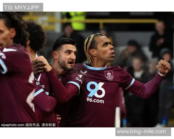 姆伯莫赞舍什科传球精彩海文与B费默契配合助力进球