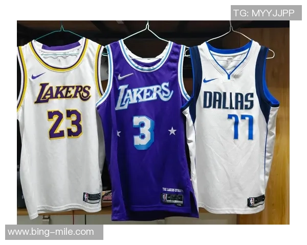 詹姆斯身穿布莱斯大学6号球衣到场观赛令老父亲倍感骄傲与自豪